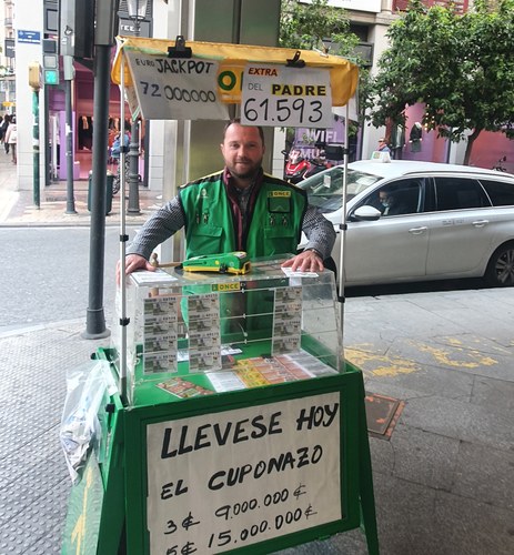 Ruslan Kuzmak es agente vendedor de los productos de juego responsable de la ONCE, en Valencia