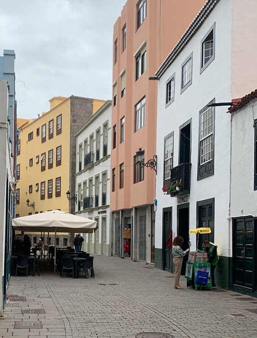 Vista de la calle y fachada del edificio en La Palma