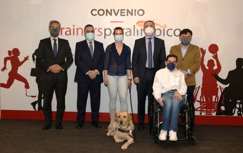 Foto de familia de la presentación de Trainers paralímpicos