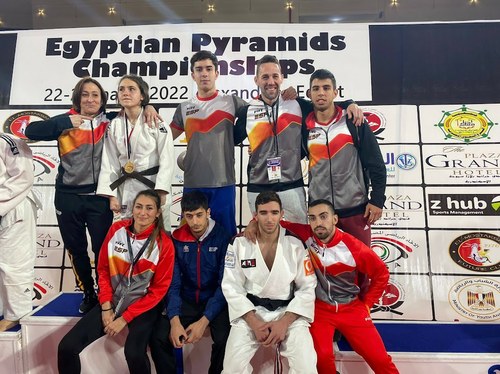 Todo el equipo en el podium