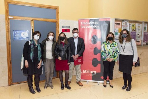 Foto de familia de los responsables en la inauguración de Latrium