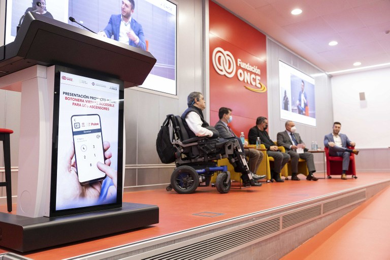 Plano de la mesa de presentación de la app Pulse en el Salón de Actos de la sede de Fundación ONCE