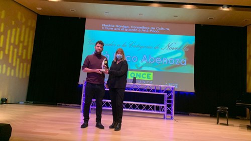 La consellera de Cultura entrega el premio a Arià Paco
