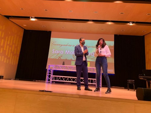 Sara Molina recogiendo el galardón