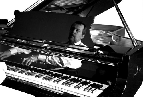 Ignasi Terraza reflejado en su piano