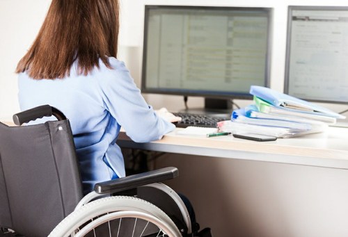 Mujer con discapacidad en su puesto de trabajo