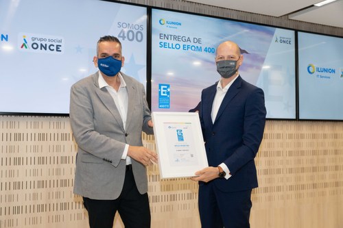 Mario Medina y Alfredo Millán muestran la certificación concedida a Ilunion IT Service