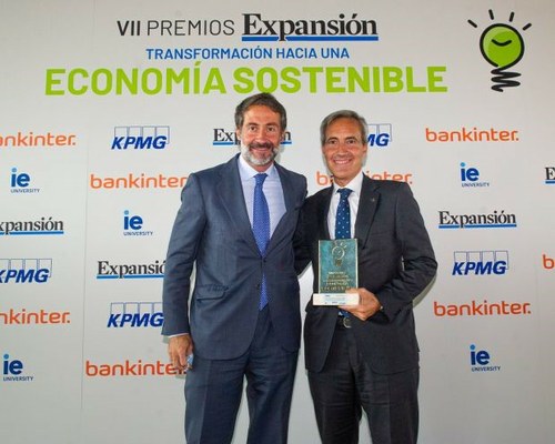 Oñoro recoge el premio, de manos de Juan José Cano, presidente de KPMG España