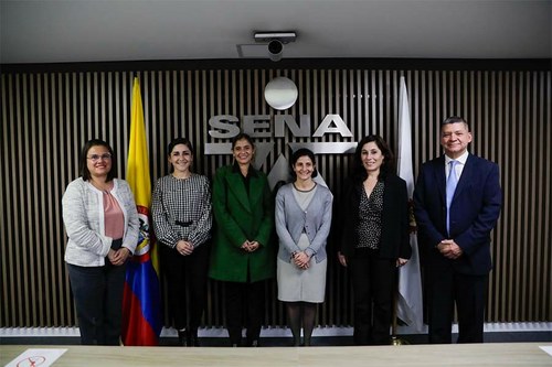 Foto de familia de la visita al SENA, en el medio Estefanía Mirpuri junto a Beatriz Martínez