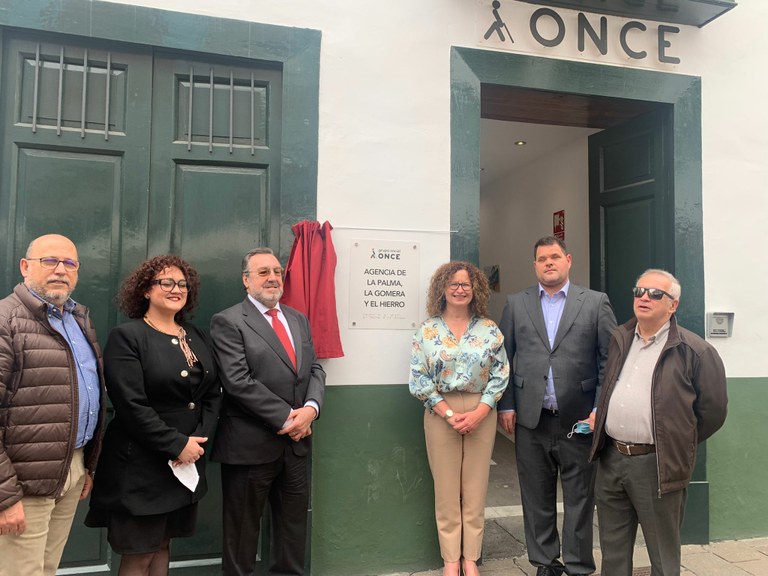 Foto de familia de los repsonsables de la ONCE y autoridades isleñas momentos después de descubrir la placa de la nueva sede