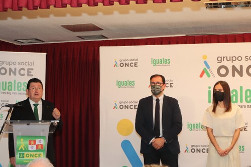 Ángel Sánchez, durante su discurso de presentación de Esther, junto al delegado territorial de Castilla y León, y Esther Pérez