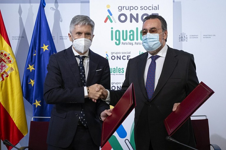 El ministro Grande-Marlaska y Miguel Carballeda tras la firma del convenio