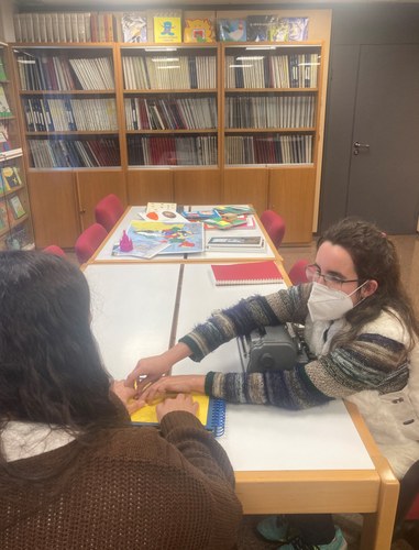 Corina Alfonso Mañá enseñando braille a una persona ciega de reciente afiliación a la ONCE, en Galicia