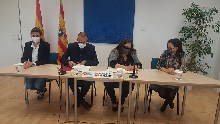 Imagen de la mesa durante la firma del acuerdo