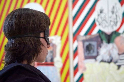 Una persona con antifaz en el Reina Sofía