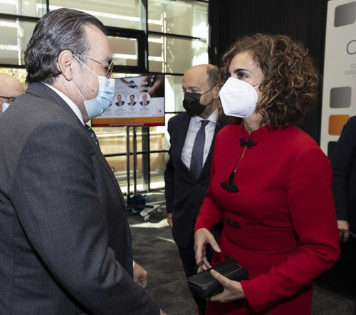La ministra saluda al presidente del Grupo Social ONCE, Miguel Carballeda
