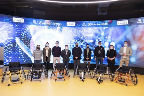 Foto de familia del acto de donación de sillas de ruedas en el HUB de la sede de Por Talento Digital de Fundación ONCE