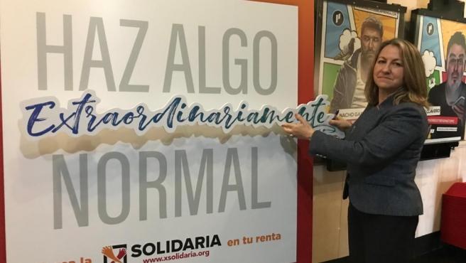 Yolanda Besteiro junto al cartel de la campaña