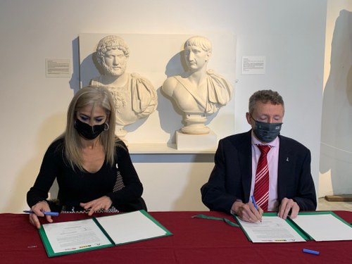 Patricia del Pozo y Cristóbal Martínez en la momento de la firma del convenio