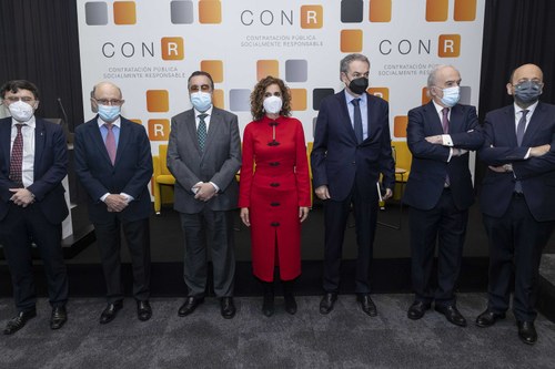 Foto de familia de las personalidades que acudieron al acto