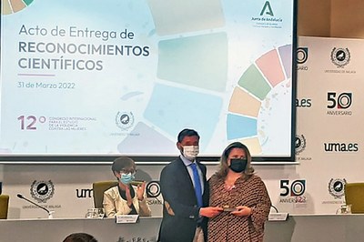 Ana Pilar Cruz recogiendo el galardón