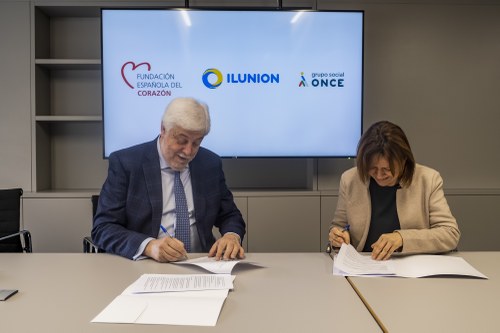 Momento de la firma entre Ilunion y la FEC