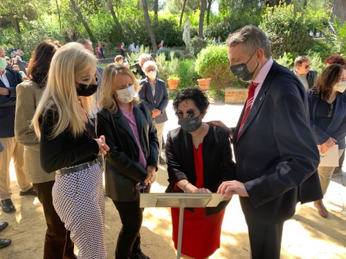 Cristóbal Martínez, Isabel Viruet y la consejera delante de un cartel en braille