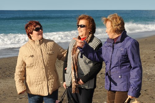Tres mujeres participantes en el programa de Vacaciones Sociales de la ONCE