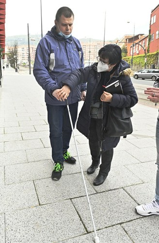 Eugeny junto a Begoña realizando manejo de bastón (Foto de  Oskar González publicada en Deia)