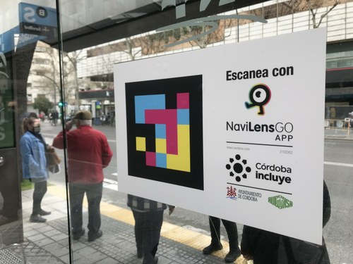 QR Navilens en una parada de autobús en Córdoba