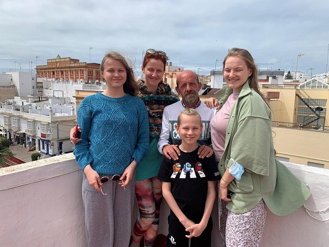 José Francisco junto a la familia ucraniana que ha acogido en su casa, formada por Vika Vasileskaya (41), la madre, y Anastasia, Kateryna y Slava, las hijas de ésta