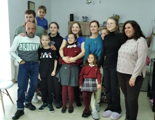 La familia de José Francisco y su mujer, Rocío (a la derecha), junto a sus 6 hijos, y la familia ucraniana