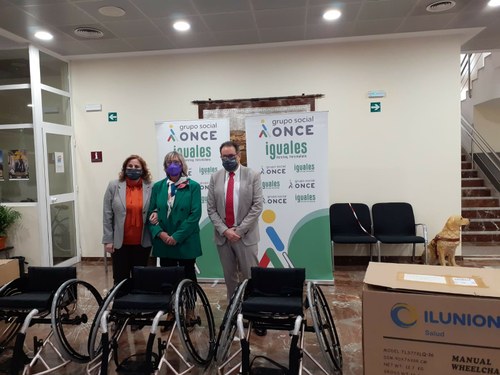 Foto del acto de donación de sillas en Córdoba