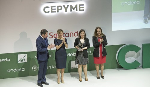 Vanesa Cervera con el premio junto a la minsitra Yolanda Díaz y Mar  Medeiros