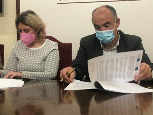 Firma del acuerdo en el Ayuntamiento de Villarrobledo