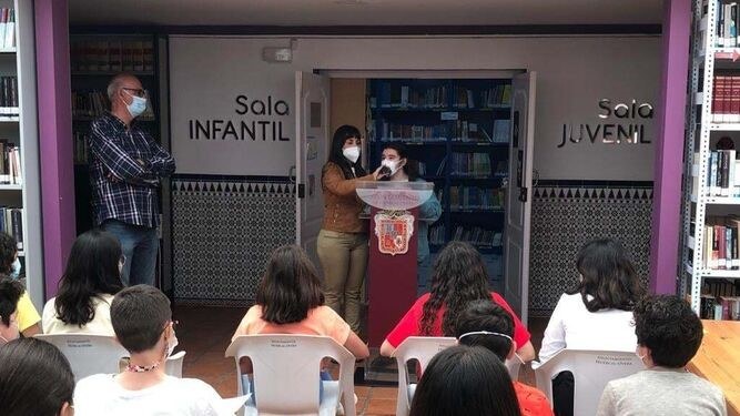 Rocío leyendo un libro en braille para los escolares de Huercal Overa