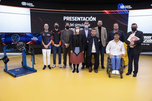 Foto de familia de los representantes de Fundación ONCE y de Ford en la presentación del simulador
