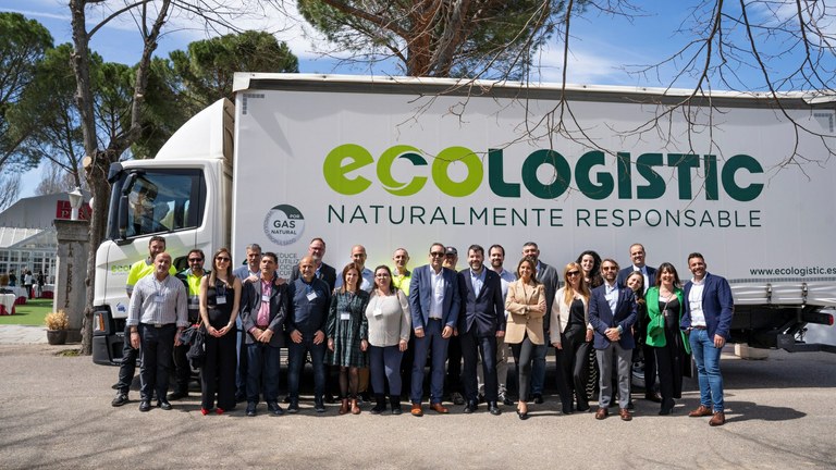 Foto de familia de los trabajadores y responsables de Ecologistic