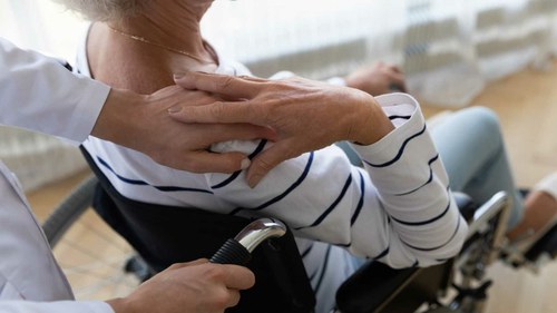Mujer mayor de 55 años en silla de ruedas