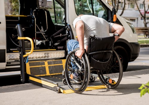 Persona en silla de ruedas utilizando una plataforma elevadora para acceder al interior de un vehículo
