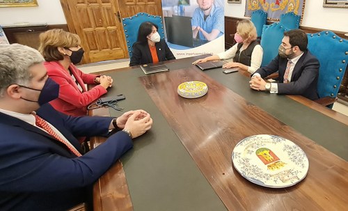 Momento de reunión en el ayuntamiento de Talavera par ala firma del convenio Inserta