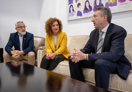 Cristóbal Martínez conversa  con la presidenta de la Diputación