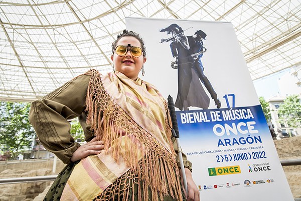 Rocío López junto al cartel de la Bienal