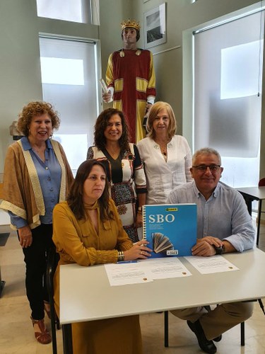 Foto de Medina con Manresa mostrando el catálogo, junto a Juana María Balsalobre, Susana Llorens  y María Dolores Padilla