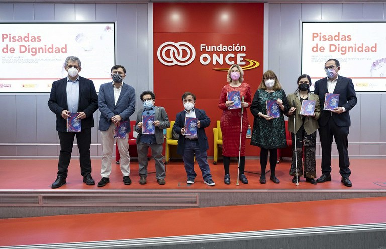 Foto de familia de la presentación del proyecto  Pisadas de Dignidad