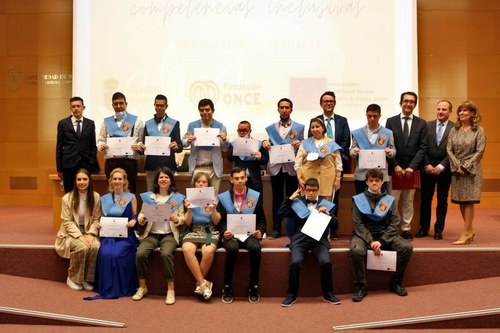 Foto de familia del grupo de graduados con discapacidad de Burgos