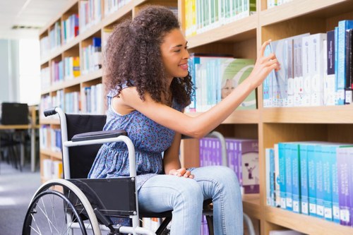 Universitaria con discapacidad en silla de ruedas