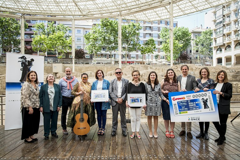 Foto de familia de la presentación de la Bienal
