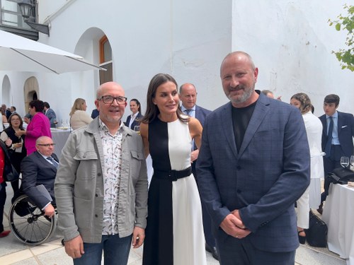 Gil Aparicio y Josema Gómez junto a la reina