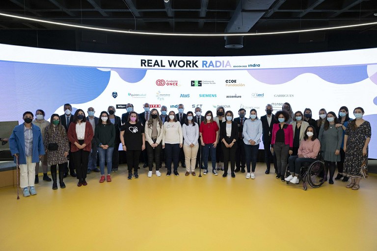 Foto de familia de alumnas y responsables del programa Radia en el Hub de Por Talento Digital